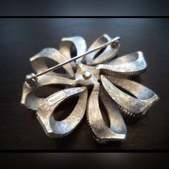 VINTAGE ESTATE SIGNED CROWN TRIFARI SILVER TONE 2" BROOCH - Picture 2 of 10